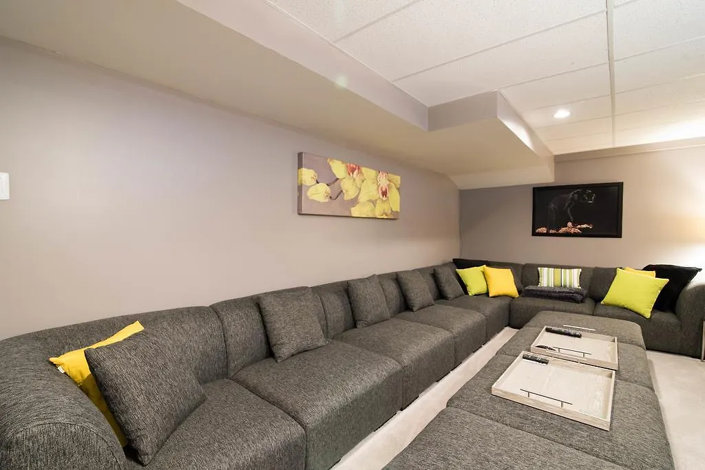 Holiday home Kashy Homes Luxury Home With Hot Tub Ottawa