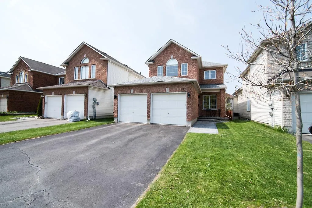 Holiday home Kashy Homes Luxury Home With Hot Tub Ottawa