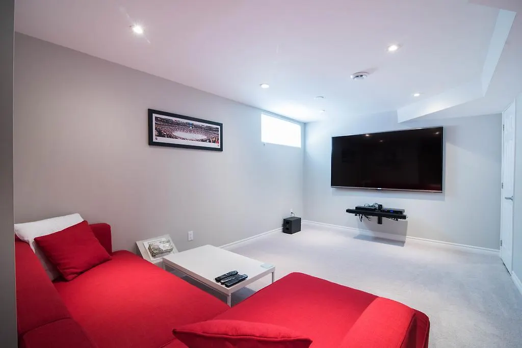 Holiday home Kashy Homes Luxury Home With Hot Tub Ottawa Canada
