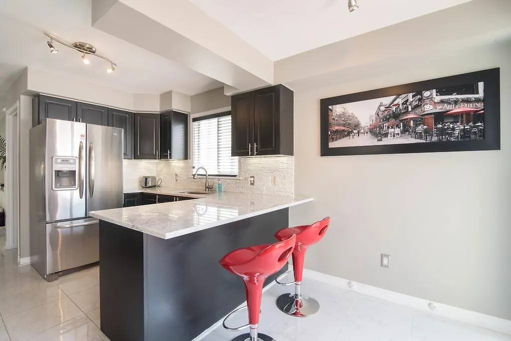 Holiday home Kashy Homes Luxury Home With Hot Tub Ottawa