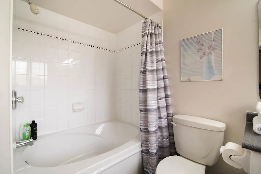 Holiday home Kashy Homes Luxury Home With Hot Tub Ottawa
