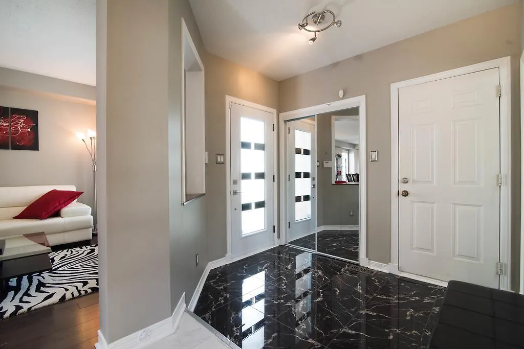 Holiday home Kashy Homes Luxury Home With Hot Tub Ottawa